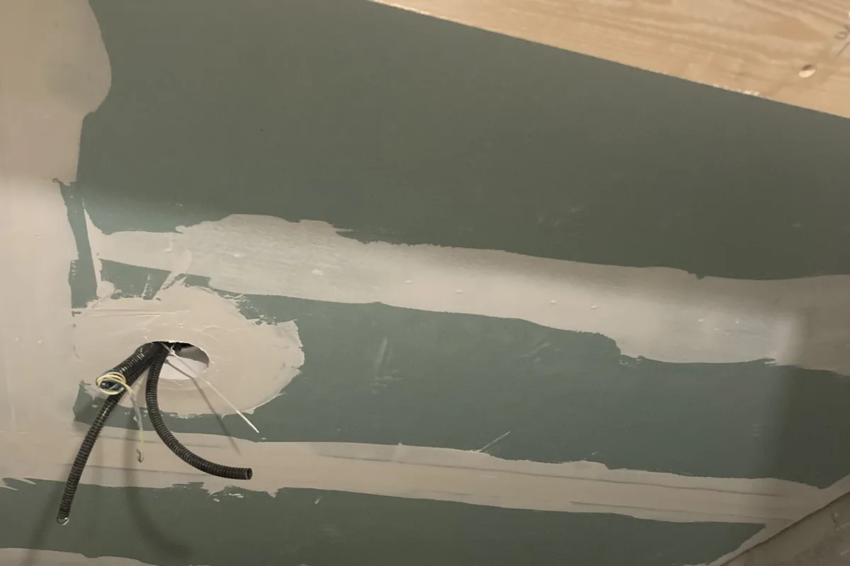 Lastre di cartongesso idrorepellente in opera con stuccatura dei giunti