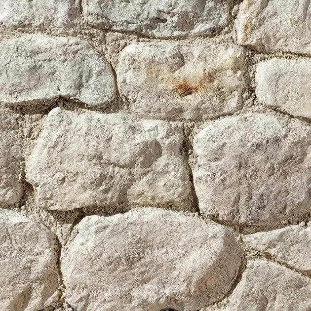 Muro a secco in pietra naturale realizzato con tecnica tradizionale