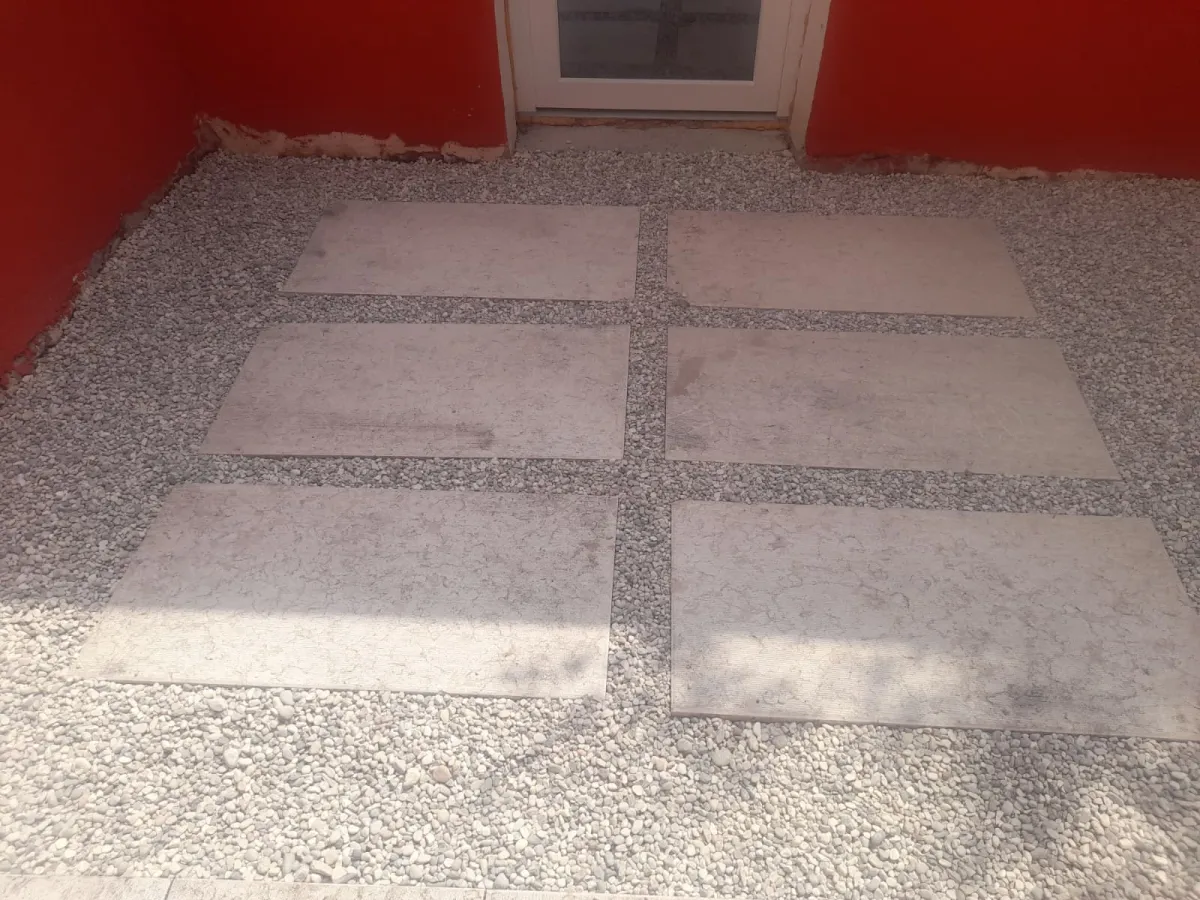 Vialetto in ghiaia con sottofondo drenante e cordolo perimetrale